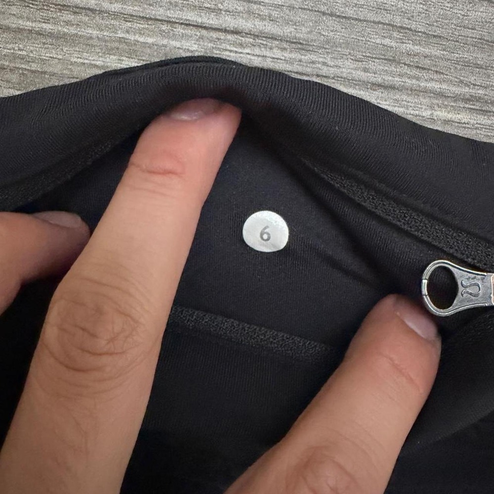Black Lululemon Capri leggings size 6 - Picture 5 of 7